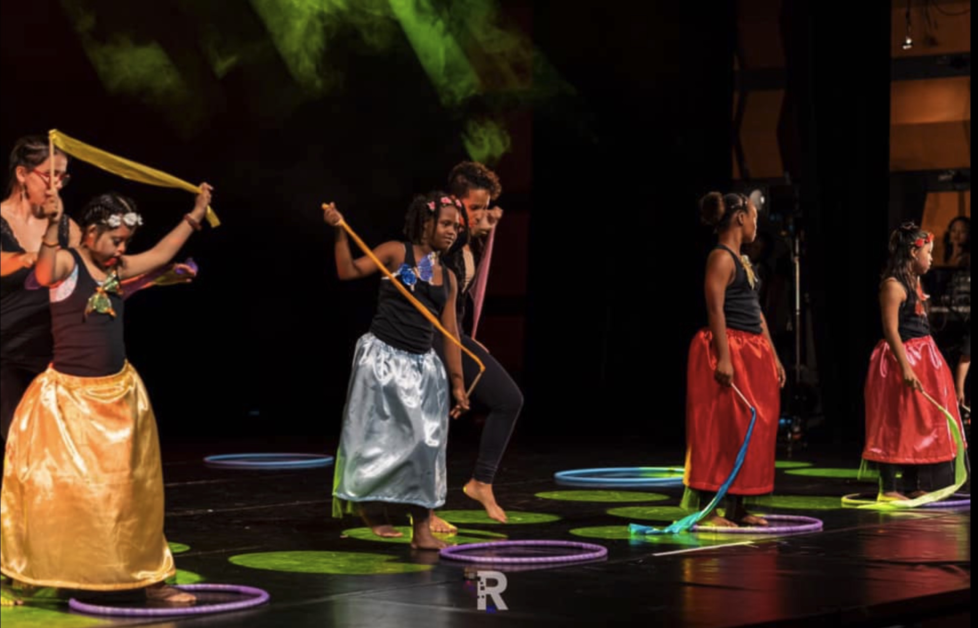 Spectacle enfants H'ART — scène colorée